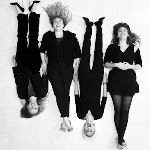 Gruppebilde av Quatuor Metamorphoses som ligger på gulvet