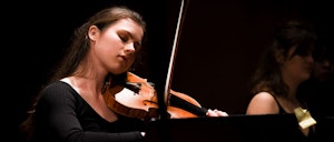 Ragna Rian spiller fiolin under Kammermusikkonkurransen
