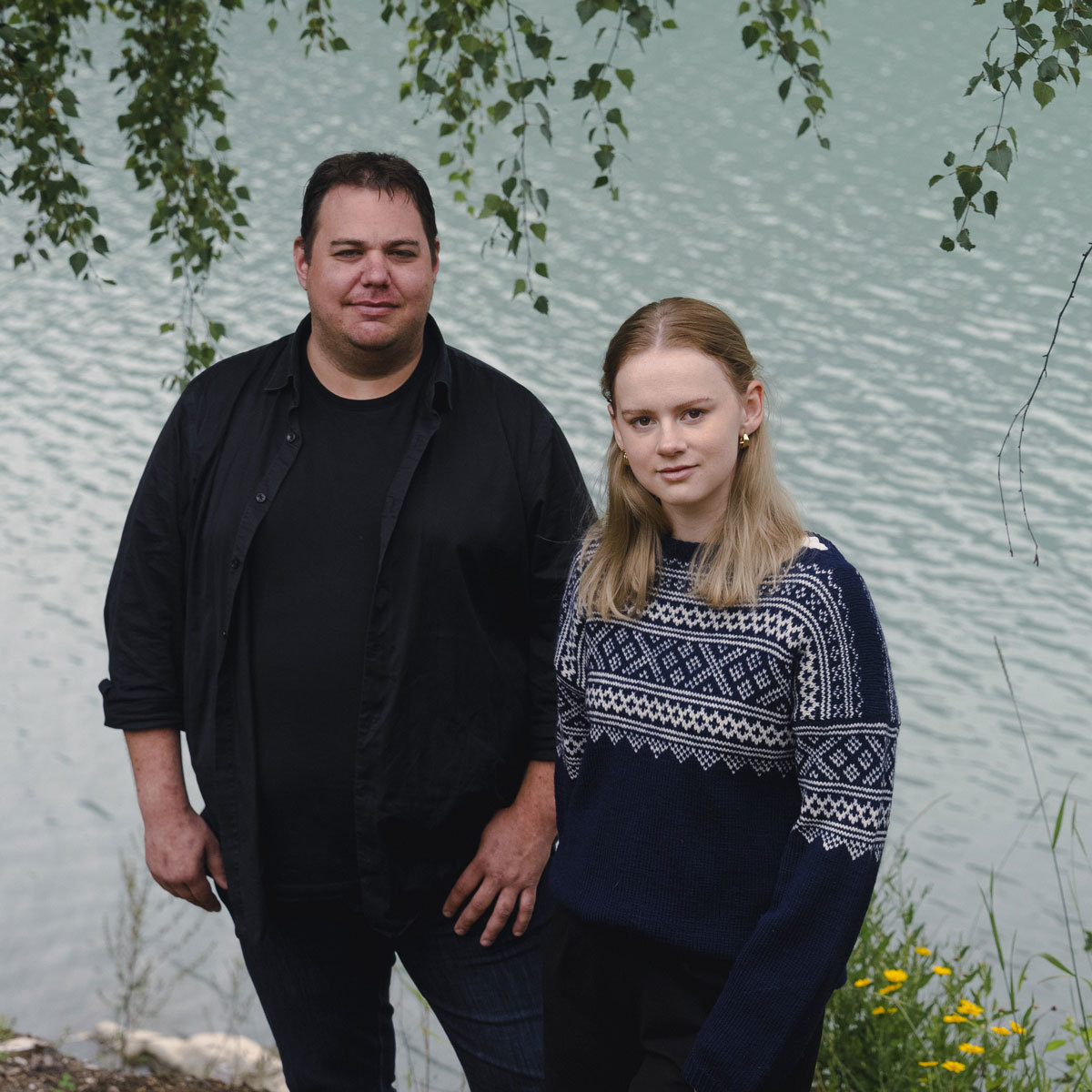 Ragna Valde Sletten og Vegard Hansen står foran en fjord.