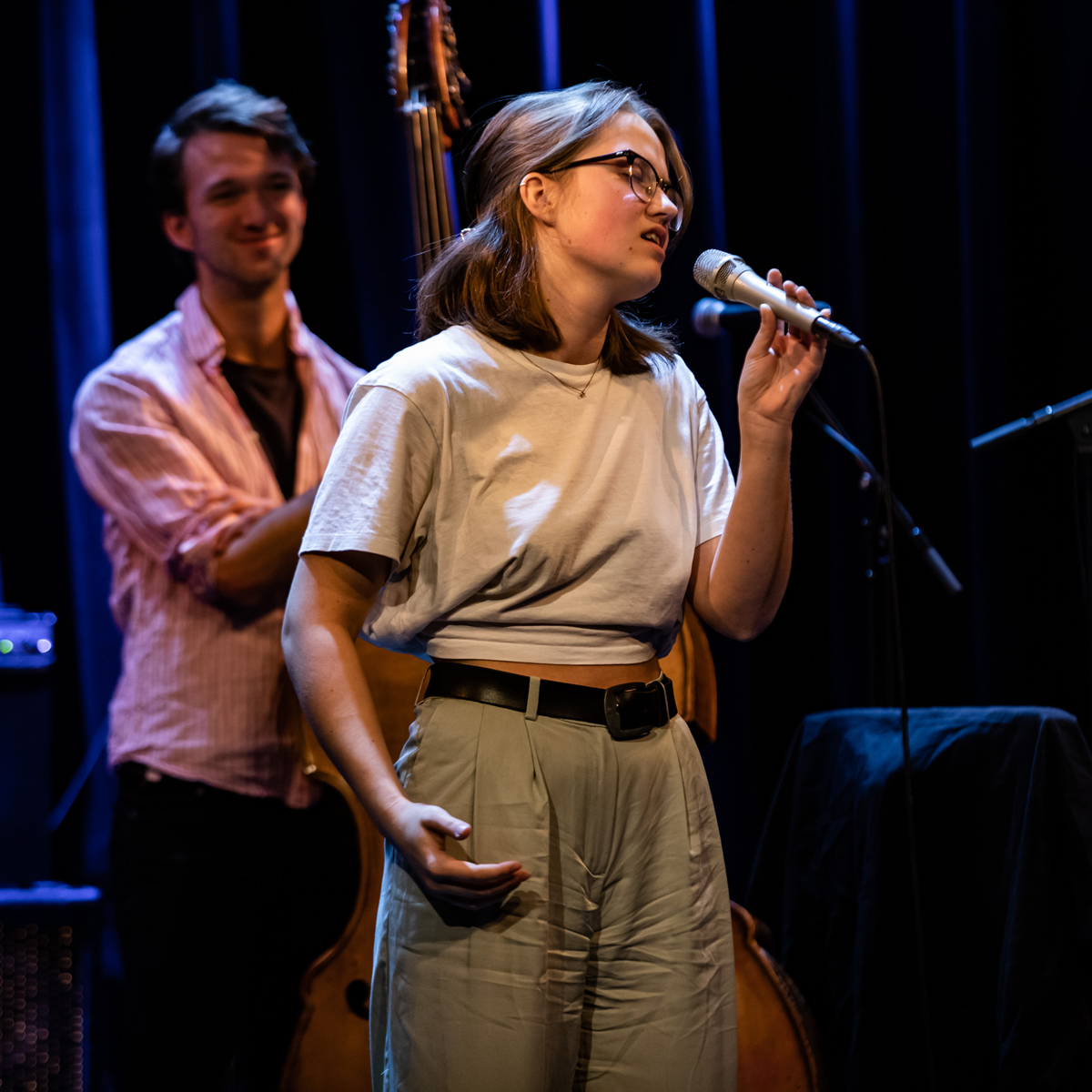 Ragne Norstein synger på scenen med kontrabassist i bakgrunnen.
