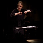 Rebecka Gustafsson dirigerer vokalensemblet i Levinsalen