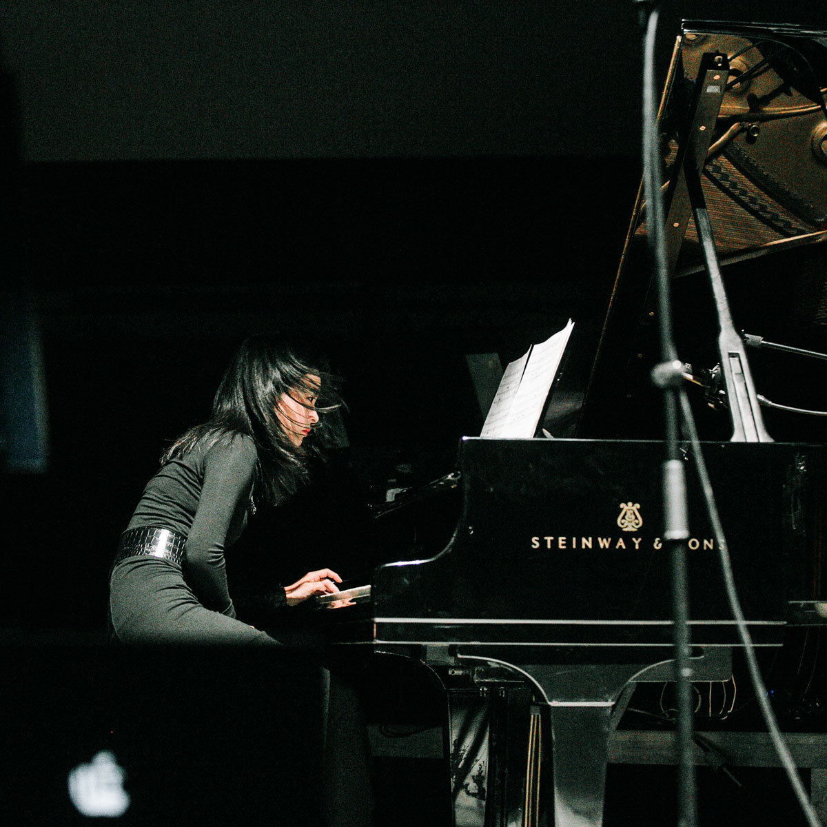 Rei Nakamura på scenen ved flygelet.