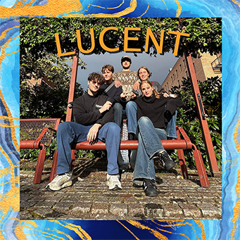 Medlemmene i bandet Lucent sitter på og står bak en rød benk.