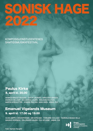 Plakat til Sonisk hage 2022. Grønn med rød skrift og bilde av en skulptur. Teksten forteller om komponister og medvirkende, samt klokkeslett og sted for konsertene.
