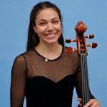Sophia Hugo Cabo med cello foran blå bakgrunn