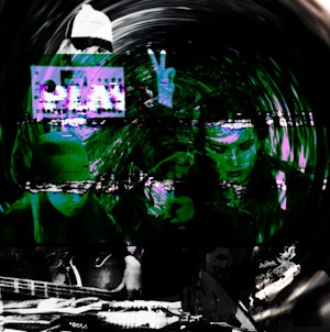 Redigert bilde av Støygruppa med grønt og lilla, der man skimter en gitar og en skjerm.