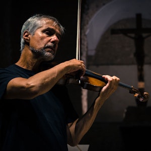Konsertbilde av Terje Tønnesen som spiller fiolin.