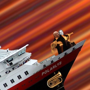 Illustrasjon av skip med tubaister i som synker, Titanic style.