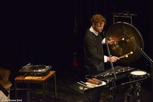 Musiker med perkusjonsinstrumenter, illustrasjonsbilde