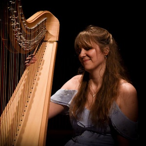 Barbora Plachá på scenen i Levinsalen med harpe
