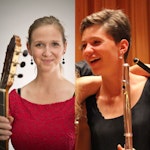 En kollasj av Verena og Johanna som holder hvert sitt instrument os smiler.