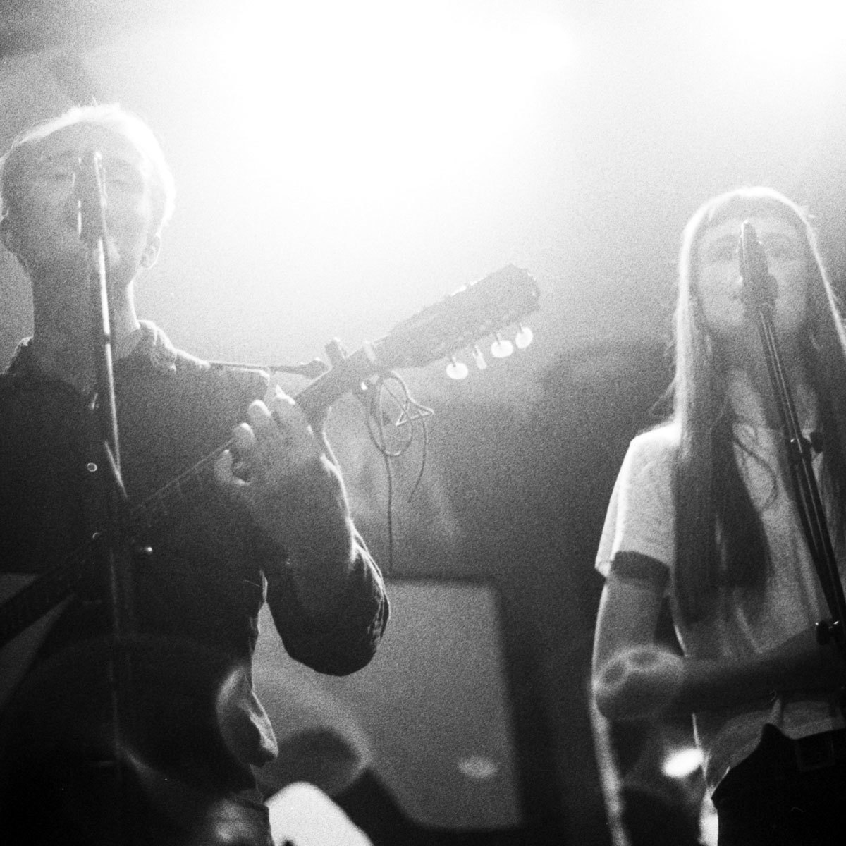 Bandet Vildebjønns selskap spiller gitar og synger på scenen.