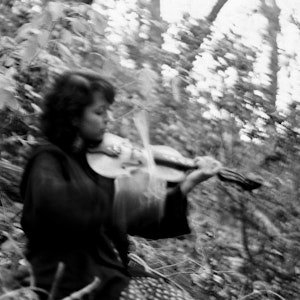 Zosha Warpeha med fiolin i skogen