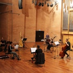 Andrea Silvia Giordano spiller konsert i Lindemansalen med mange andre musikere rundt.