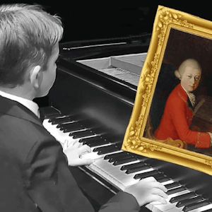 Andrei Stojanovic spiller piano med et bilde av Mozart som lener seg på tangentene.
