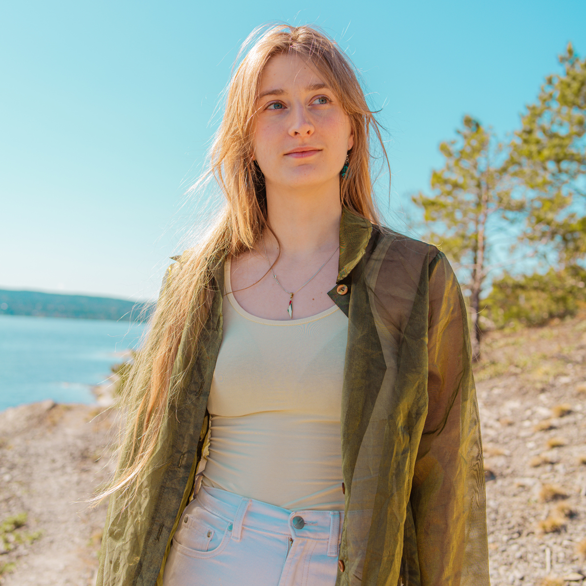 Portrett av Anita Antal på en lys strand.