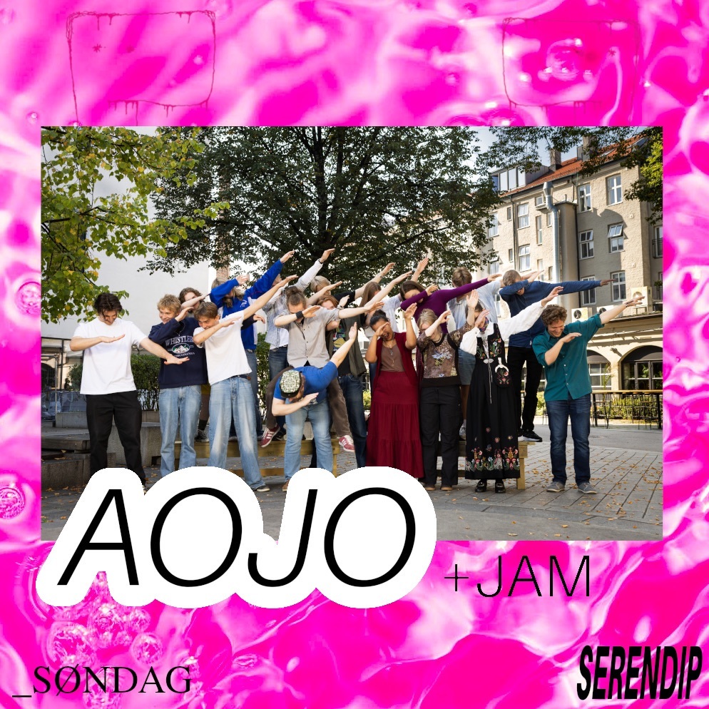 Hele Akershus og Oslo ungdomsorkester dæbber foran et tre.