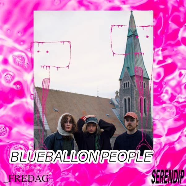 Bandet Blue Balloon Paople står med caps foran en kirke.