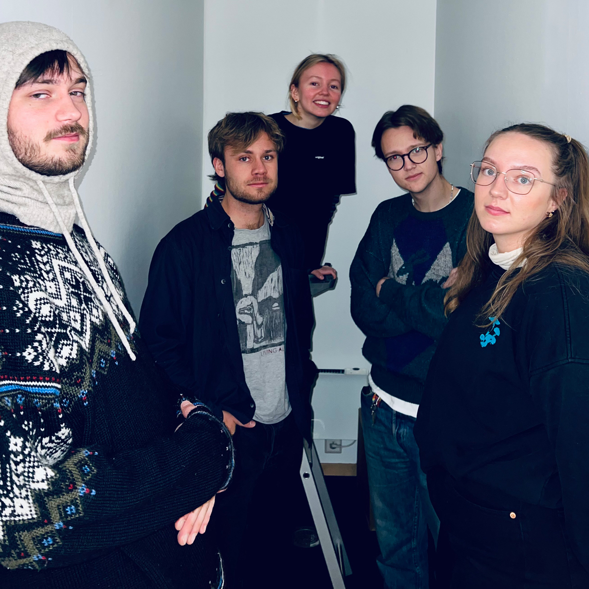Bandet CallThem står i et grått rom. Martin Koldem, Hanna Kallestad, Elise Sløgedal, Benjamin Rø Haavelsrud, Theodor Frølich Dalseth, Markus Kaardal.