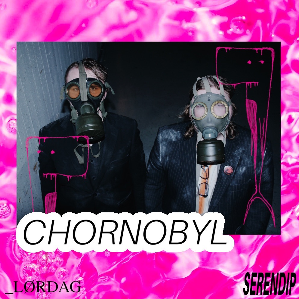 Duoen Chornoby står i mørkt rom med gassmasker på seg, med rosa Serendip-grafikk.