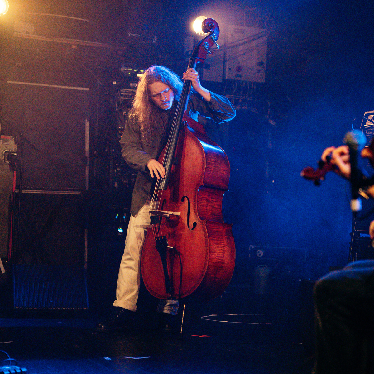 Colin Lilius Carlsen spiller kontrabass på konsert med blått lys.