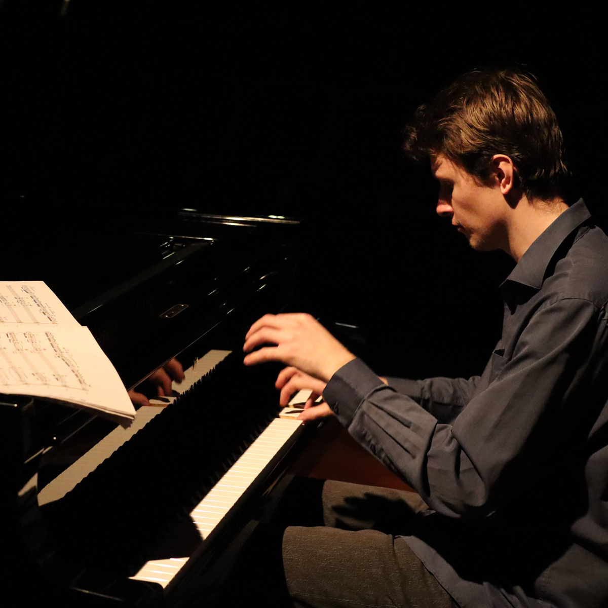 Erik August Breivik spiller klaver.