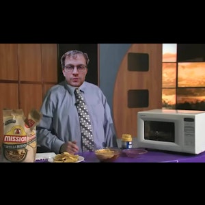 Fotoshoppet bilde av mann i slips på en kjøkken med mikrobølgeovn og mat.