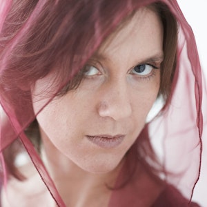 Elisabeth Holmertz med rødt sjal over hodet