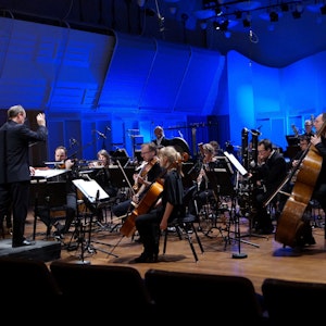 Ensemble Ernst på scenen i blått lus