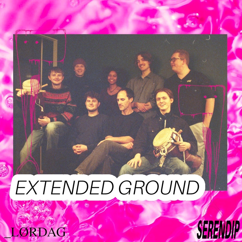 Slagverksensemblet Extended Ground står i en gruppe med noen perkusjonsintrumenter med seg, med rosa Serendip-grafikk.