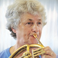 Frøydis Ree Weekre spller horn.