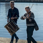 Håkon Høgemo og Kjell Tore Innervik spiller gående ved sjøen.