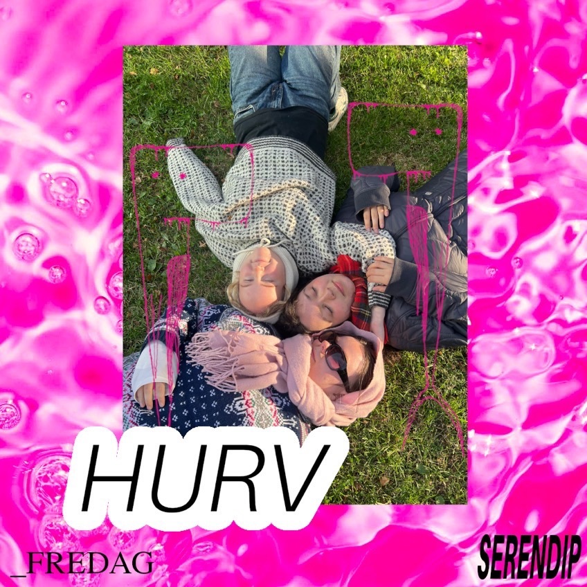 Medlemmene i bandet Hurv ligger på bakken med hodene mot hverandre.