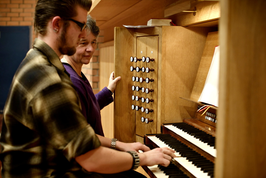Inger-Lise Ulsrud underviser Natanael Svae ved orgelet i Lindemansalen.