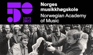 Einar Solbu og Harald Jørgensen popper en flaske champagne under feiring av at Musikkhøgskolen får eget bygg, i 1984. Bak dem står masse studenter og lærere.