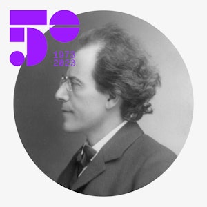 Gammelt foto av Gustav Mahler i profil, inni jubileumsramme med logo.