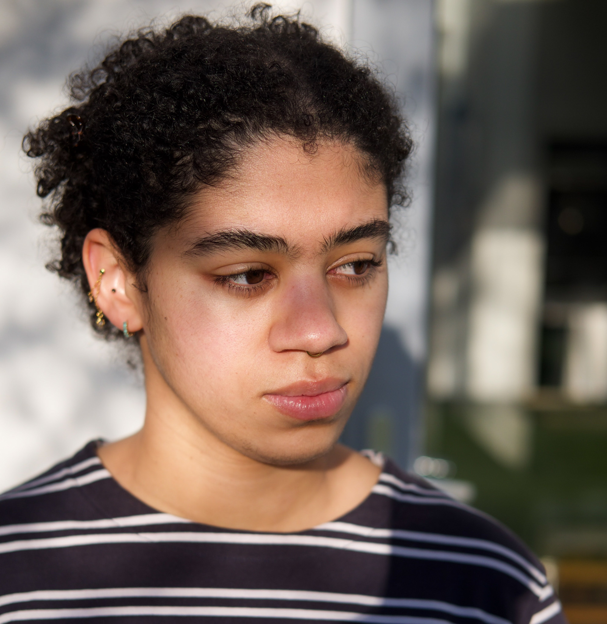 Portrett av Laura Kumwenda som ser til siden.