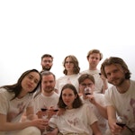 Gruppebilde av bandet Leah med flekkete t-skjorter foran hvit bakgrunn.