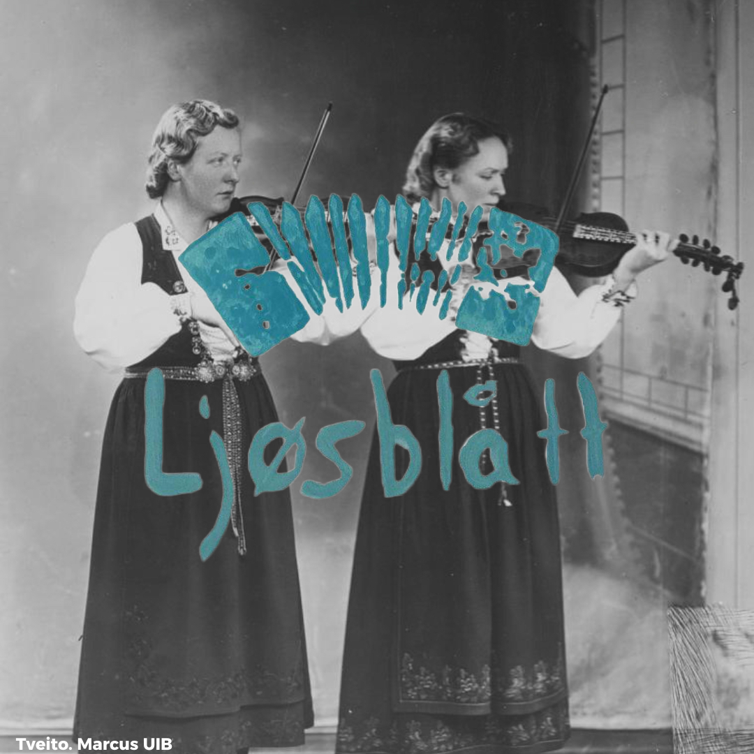 Ljøsblått-logo over gammelt bilde av kvinner i bunad som spiller fele.