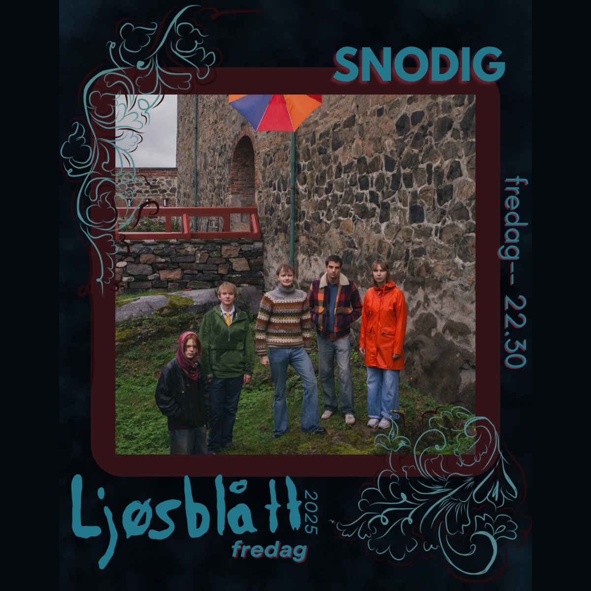 Bandet Snodig foran en middelaldermus, med Ljøsblått-grafikk.