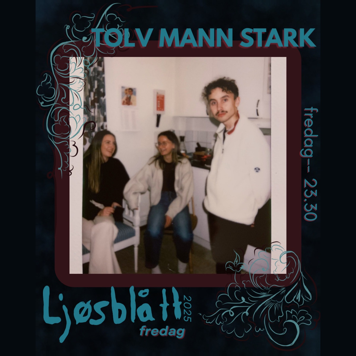 Bandet Tolvmannstark står i hvitt rom, med Ljøsblått-grafikk.