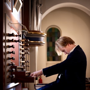 Ludvig Lohne-Otterstad spiller orgel i Oslo domkirke.
