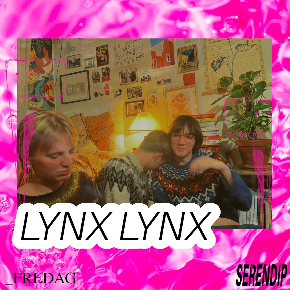 Bandmedlemmene i gruppa Lynx lynx sitter i en sofa og ser ut i rommet, med masse bilder på veggen bak og rosa Serendip-grafikk.