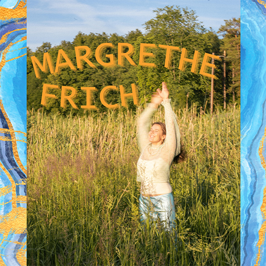 Margrethe Frich står i en åker med armene til vers.