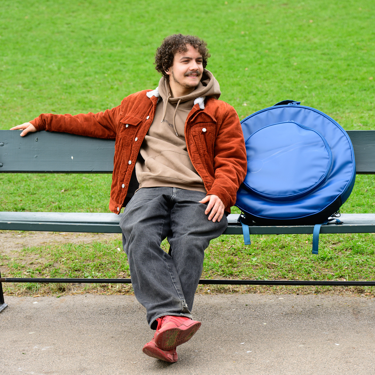 Mattis Teigen-Kolerud sitter på en benk med cymbal.