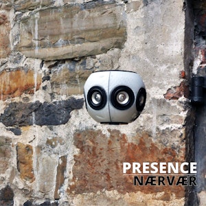 Plakat til installasjonen Presence Nærvær, med liten droneaktig sak foran rustikk murvegg.