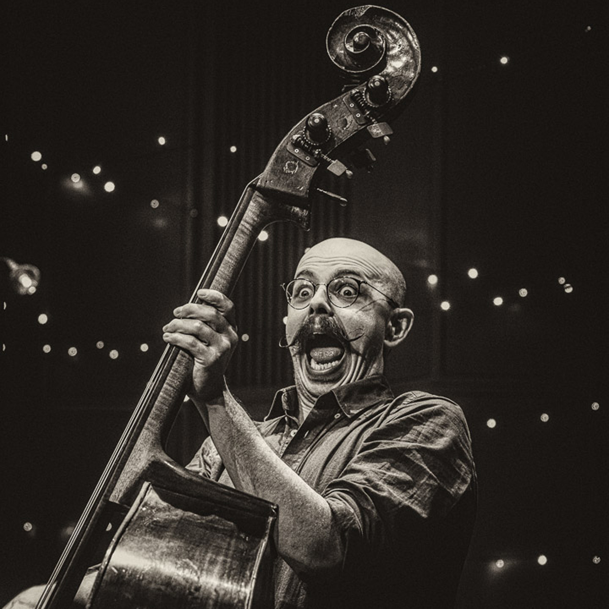 Nikolai Lyngra spiller bass mens han gaper og lager grimaser.