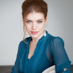 Portrett av Olga Stezhko i turkis kjole.