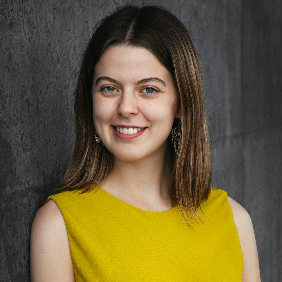 Portrett av Ólína Ákadottír med gul kjole.