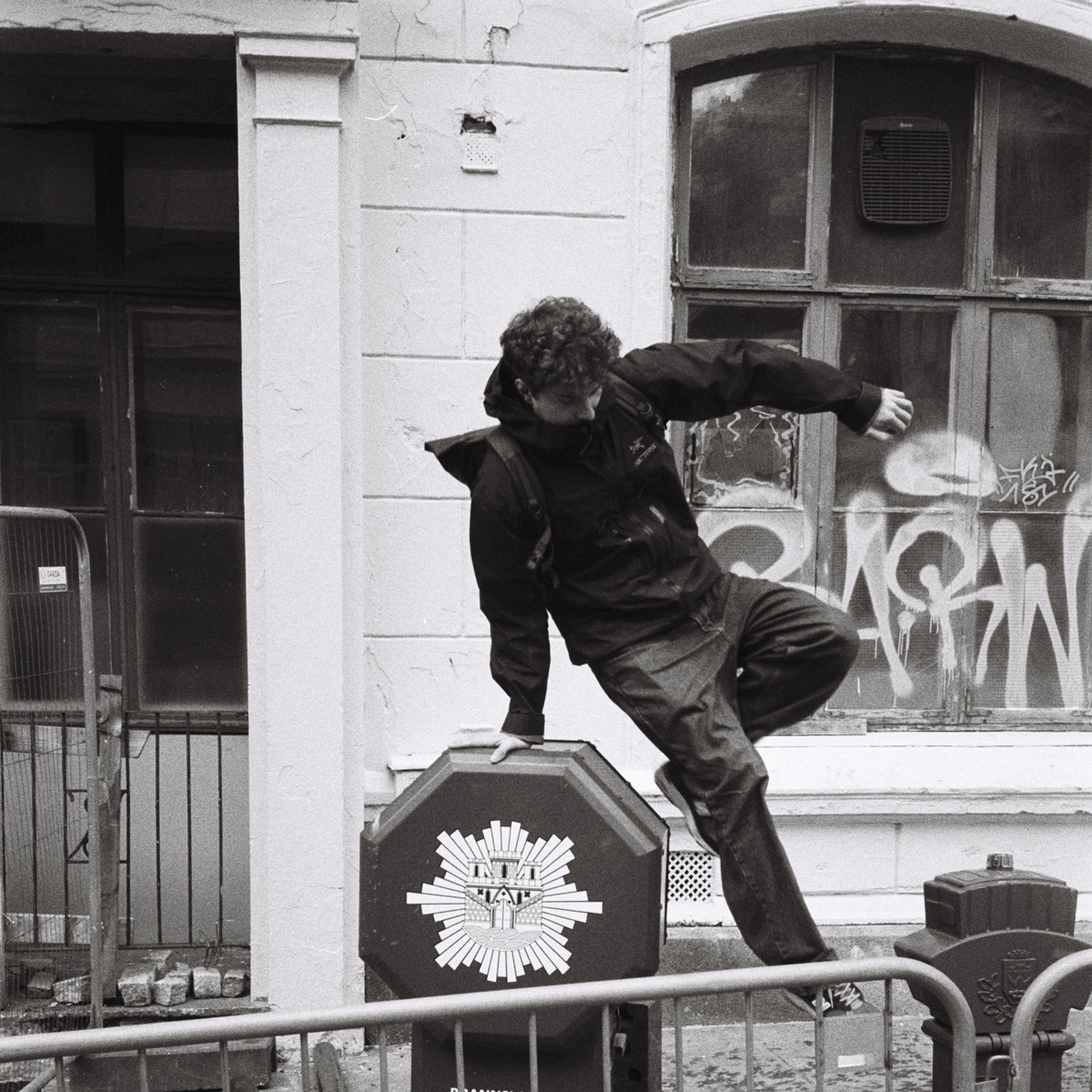 Petter Blom hopper over et element på gata parkour-style.